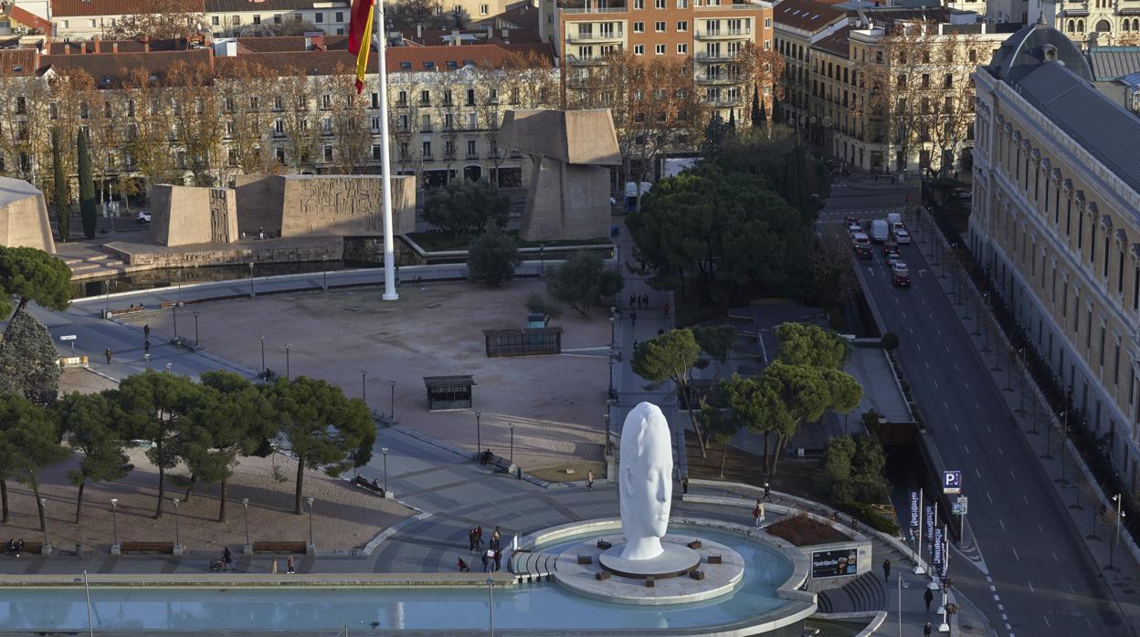 «Julia», de Jaume Plensa, erigida sobre el antiguo pedestal de la plaza de Colón