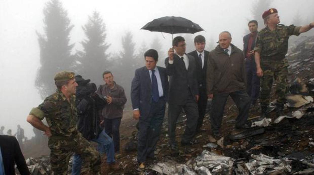 El ministro Trillo, en el lugar del siniestro en la localidad turca de Trabzon (Trebisonda en castellano) ABC