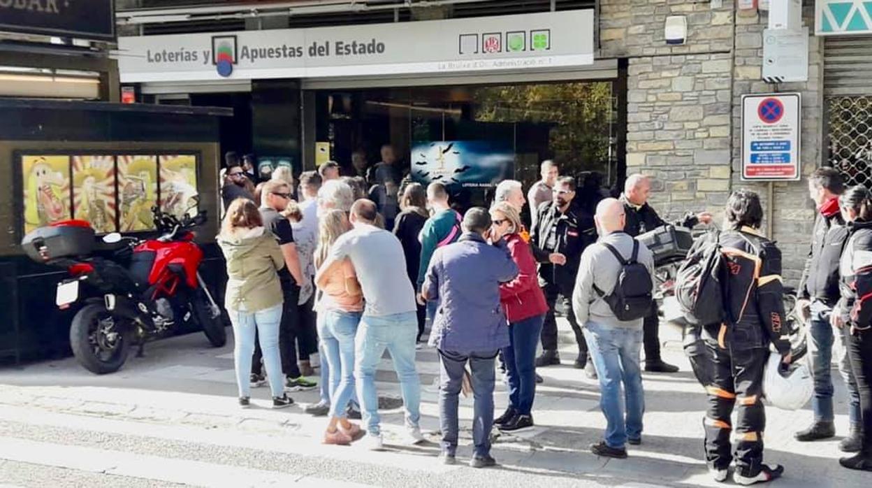 Colas ante la administración de La Bruja de Oro