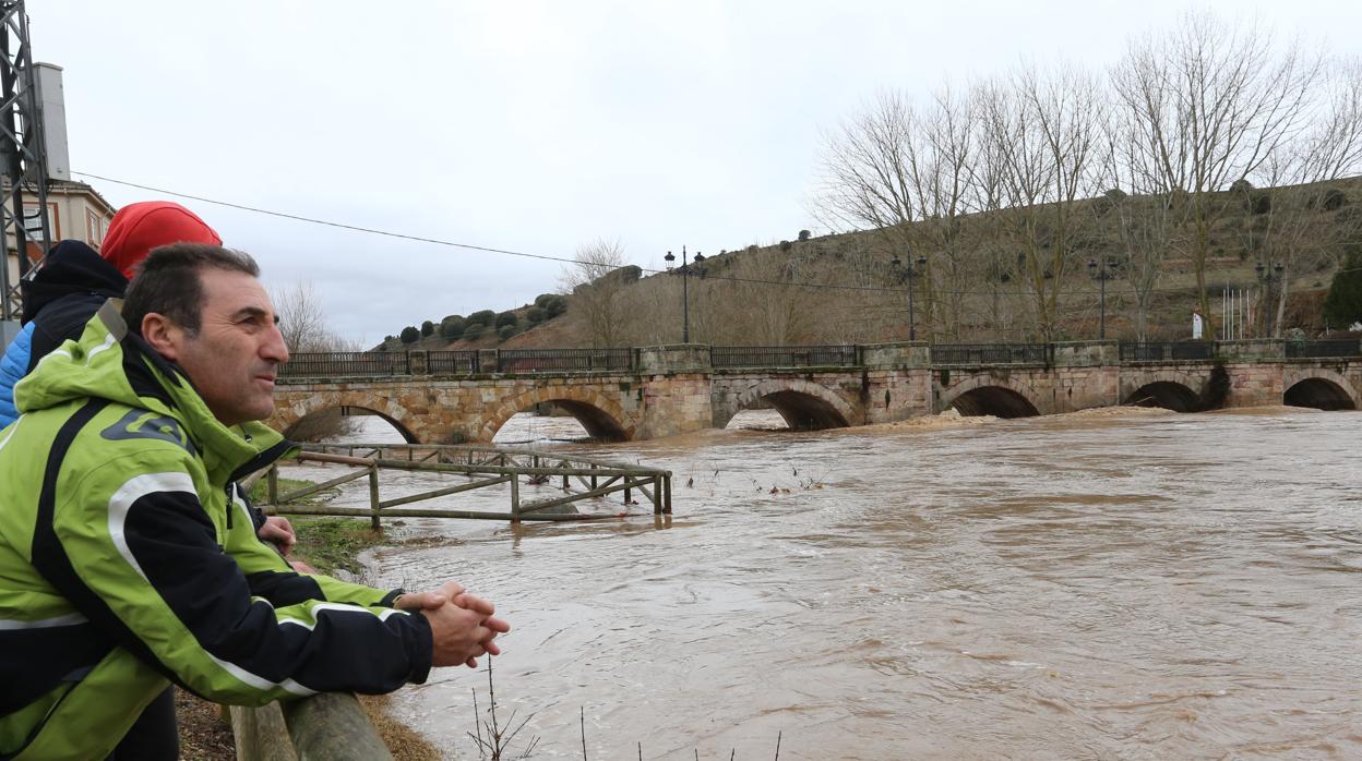 Río Pisuerga a su paso por Alar del Rey en Palencia