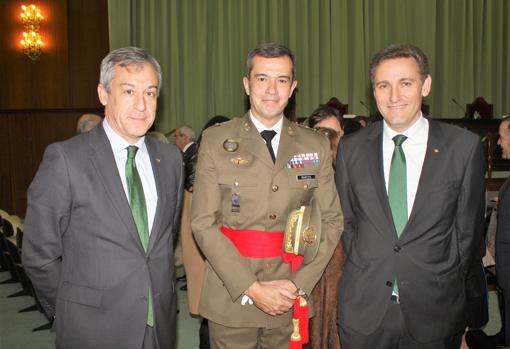 El general flanqueado por Javier López y Víctor Manuel Martín López, presidente y director generak de Euriocaja Rural de Toledo