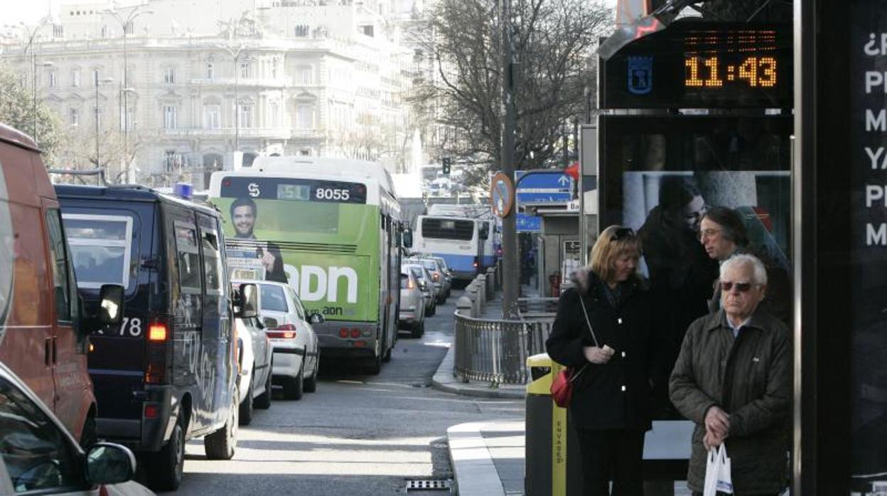 Colas en la parada del autobús en el centro de Madrid por la huelga de la EMT