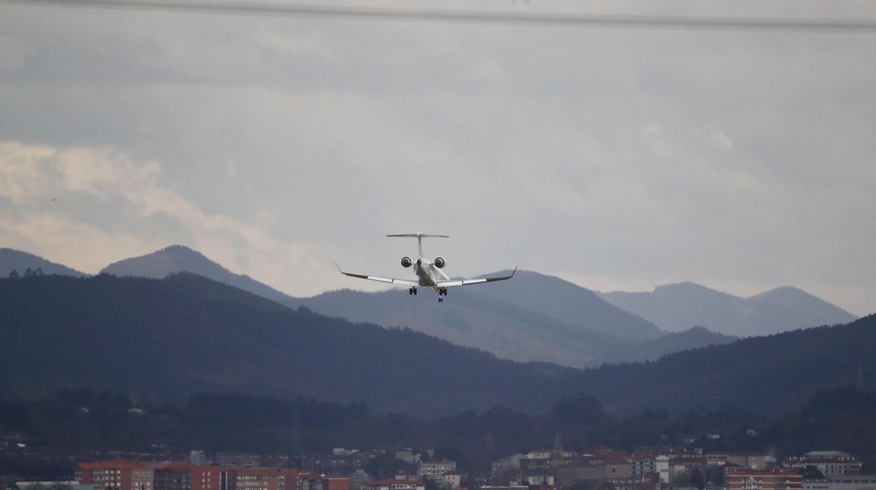 Caos en el aeropuerto de Bilbao: ocho vuelos cancelados a causa del viento