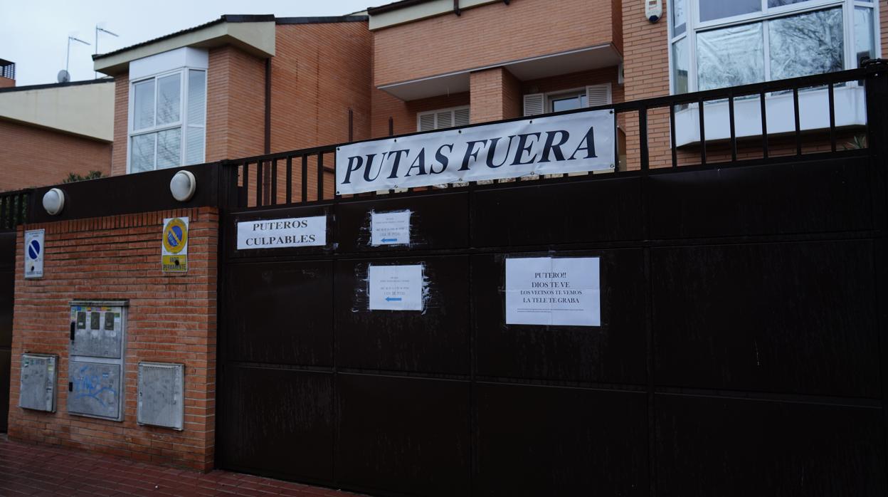 Los carteles de protesta en el chalé contiguo a un prostíbulo, en la calle de Isla de Cuba