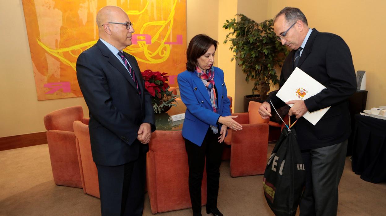 La ministra Robles recibe en Madrid los posibles restos de víctimas del Yak-42