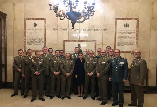 La alcaldesa rodeada de los mandos militares en la Academia de Infantería