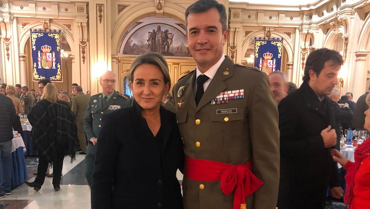 El general Javier Marcos con la alcaldesa de Toledo, Milagros Tolón