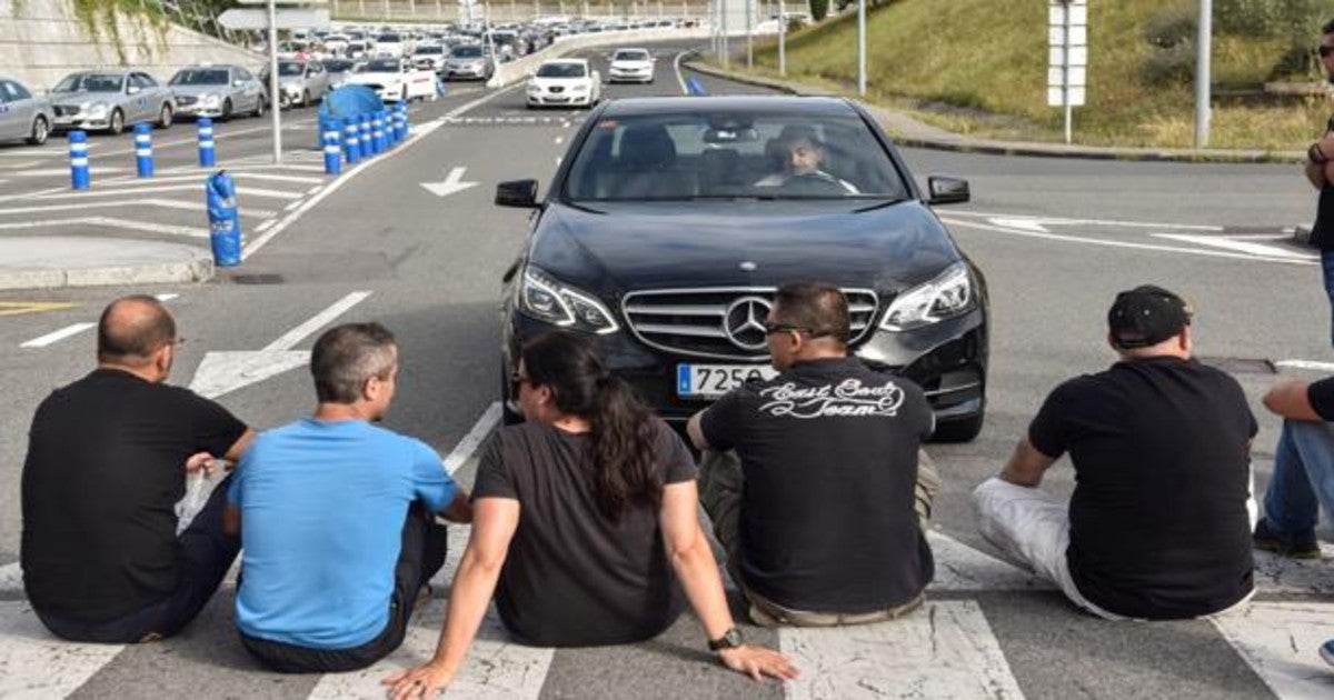 Huelga de taxistas para pedir la limitación de licencias de Uber celebrada el pasado julio en Bilbao