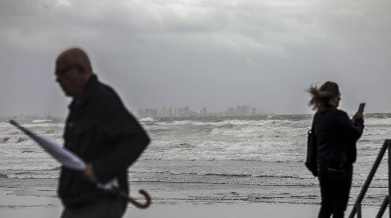 Imagen de archivo de una jornada de fuerte viento en Valencia