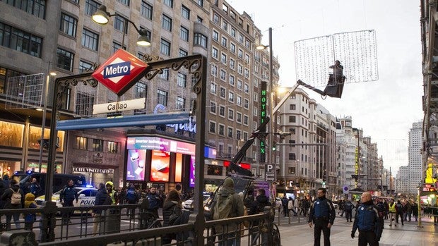 Retiran luces navideñas de Gran Vía por el viento