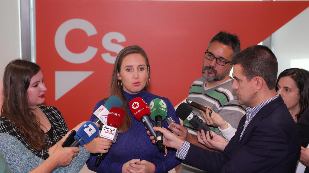 La portavoz de la Comisión Gestora de Ciudadanos, Melisa Rodríguez, atiende a los medios de comunicación tras la reunión del Consejo General de la formación naranja en la Sede nacional