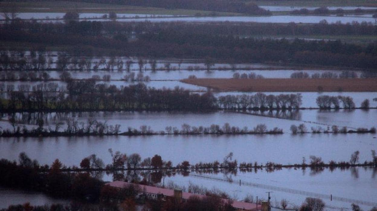 Campos inundados en Orense tras el primer temporal de la semana
