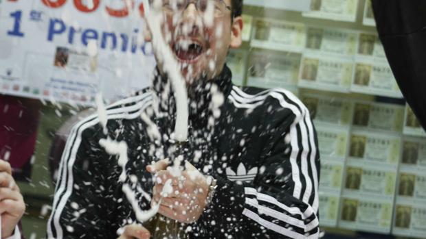 Una parte del tercer premio de la Lotería de Navidad cae en Aragón con el 00750