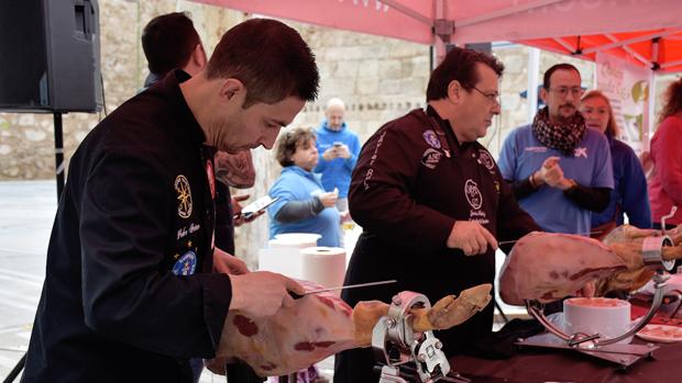 Un juguete por un plato de jamón