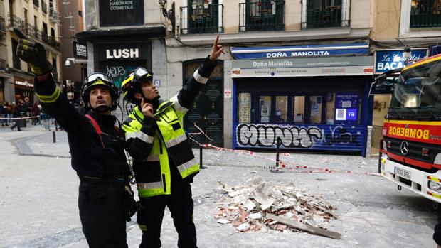 El viento deja dos desprendimientos de cornisas y un muerto en 24 horas en Madrid