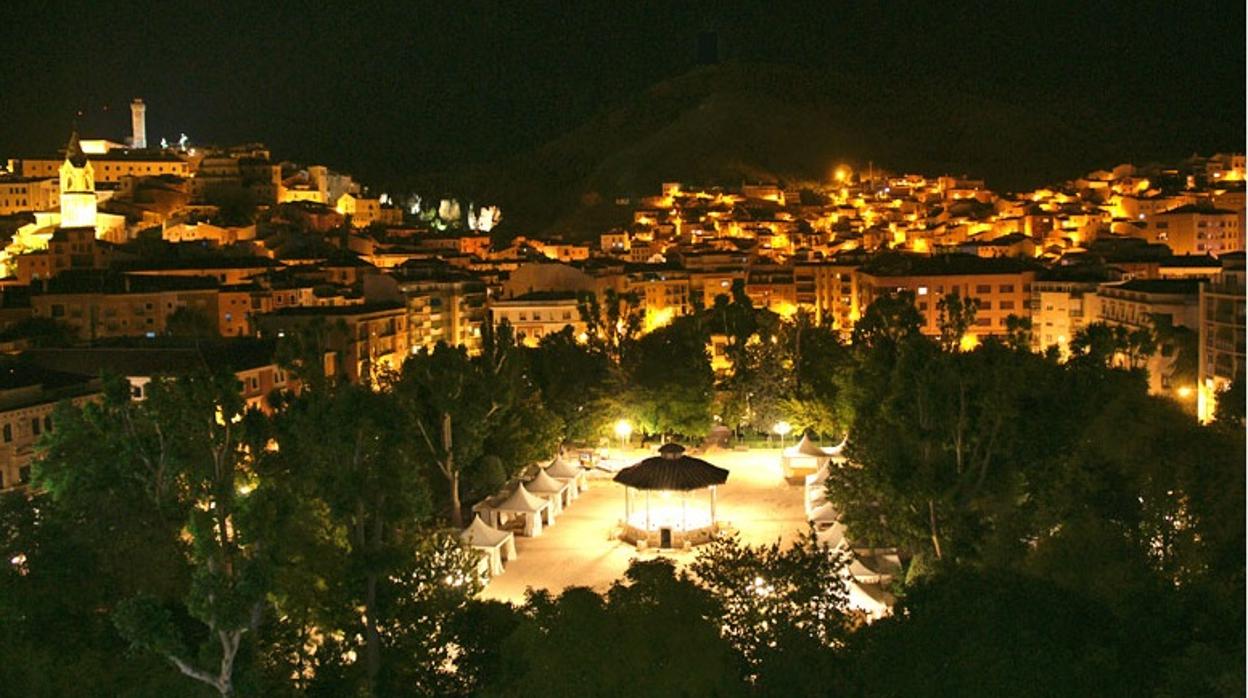El hotel se sitúa en el parque de San Julián, en pleno centro de Cuenca