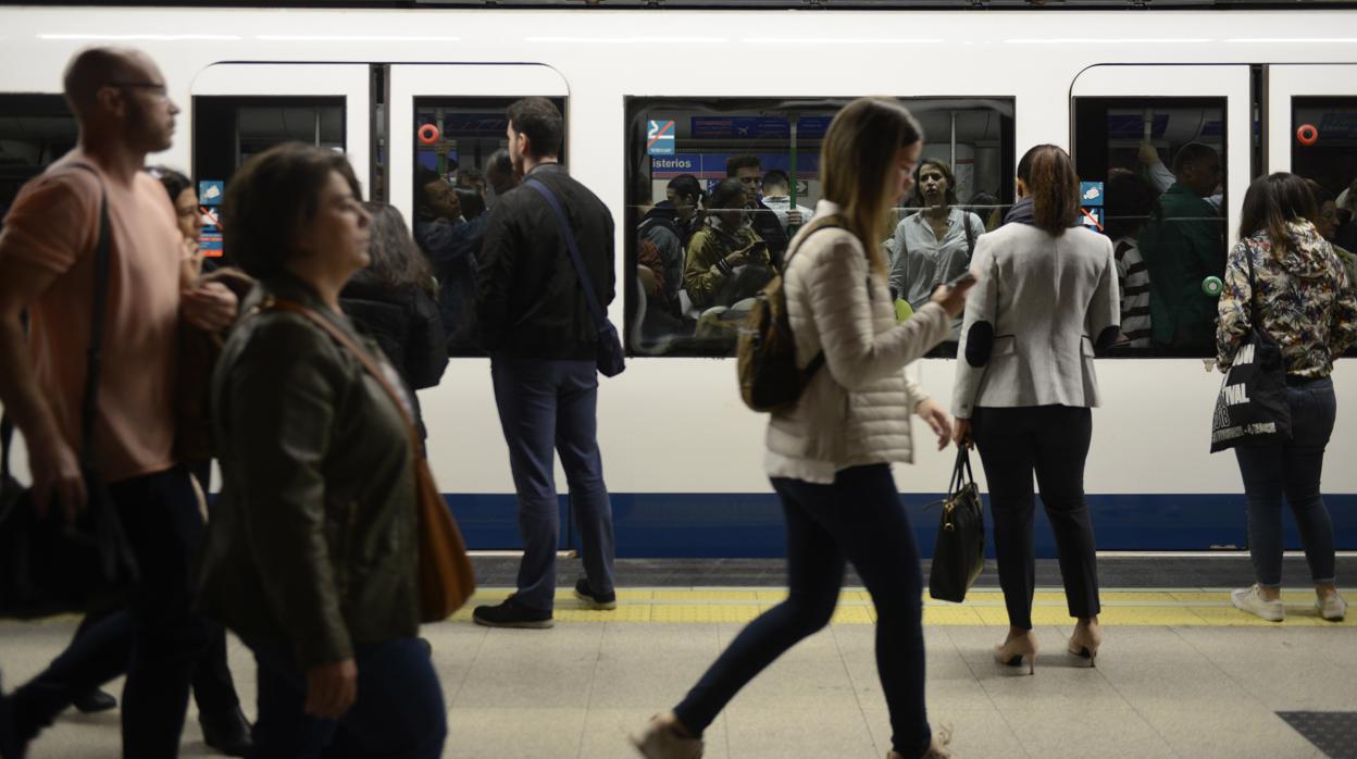 Usuarios en el Metro de Madrid