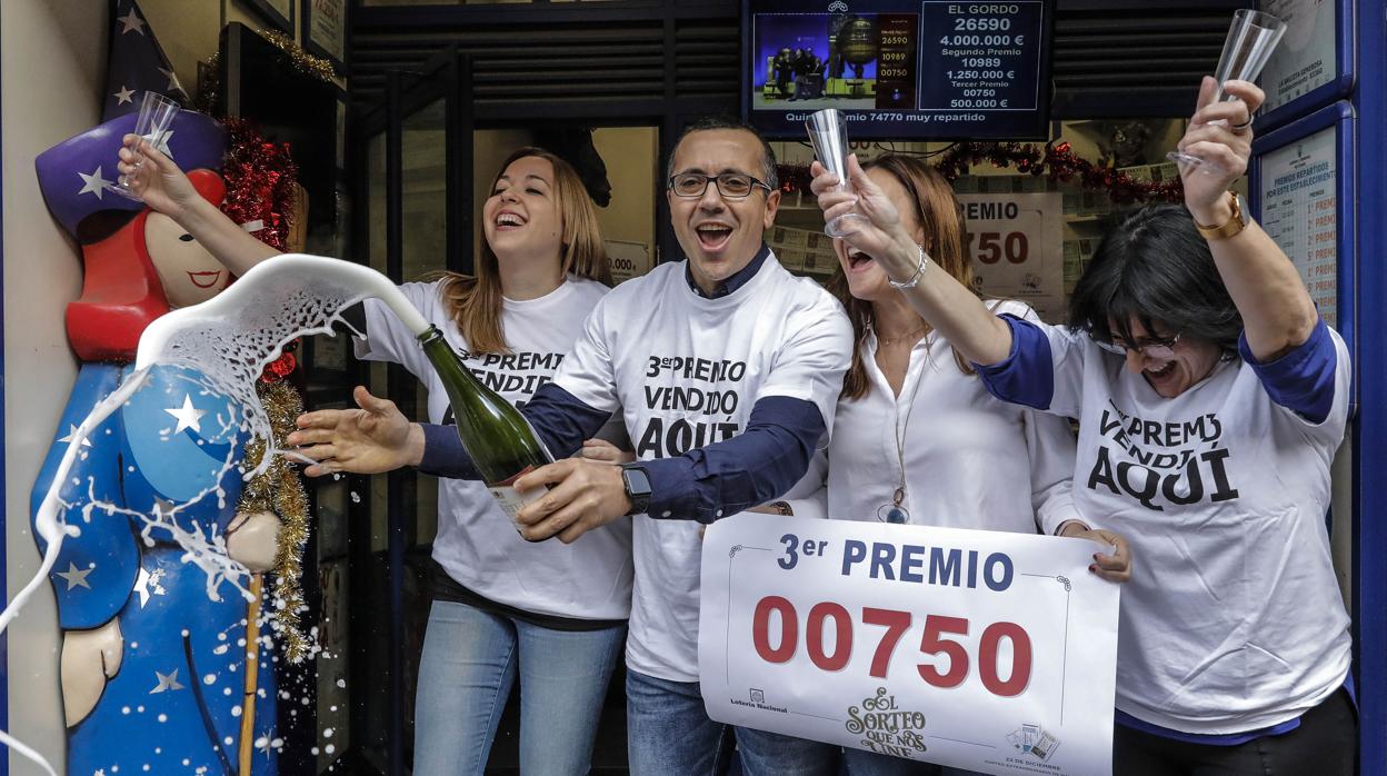 La administración de la Avenida del Puerto de Valencia celebra el tercer premio de la Lotería Nacional