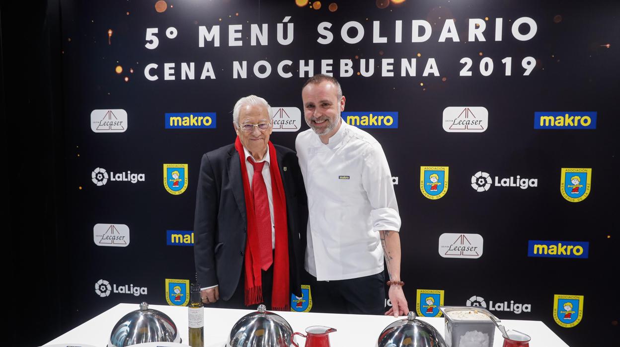 El padre Ángel (i), presidente de Mensajeros de la Paz, y el chef Rodrigo de la Calle posan durante la presentación de la cena solidaria de Nochebuena