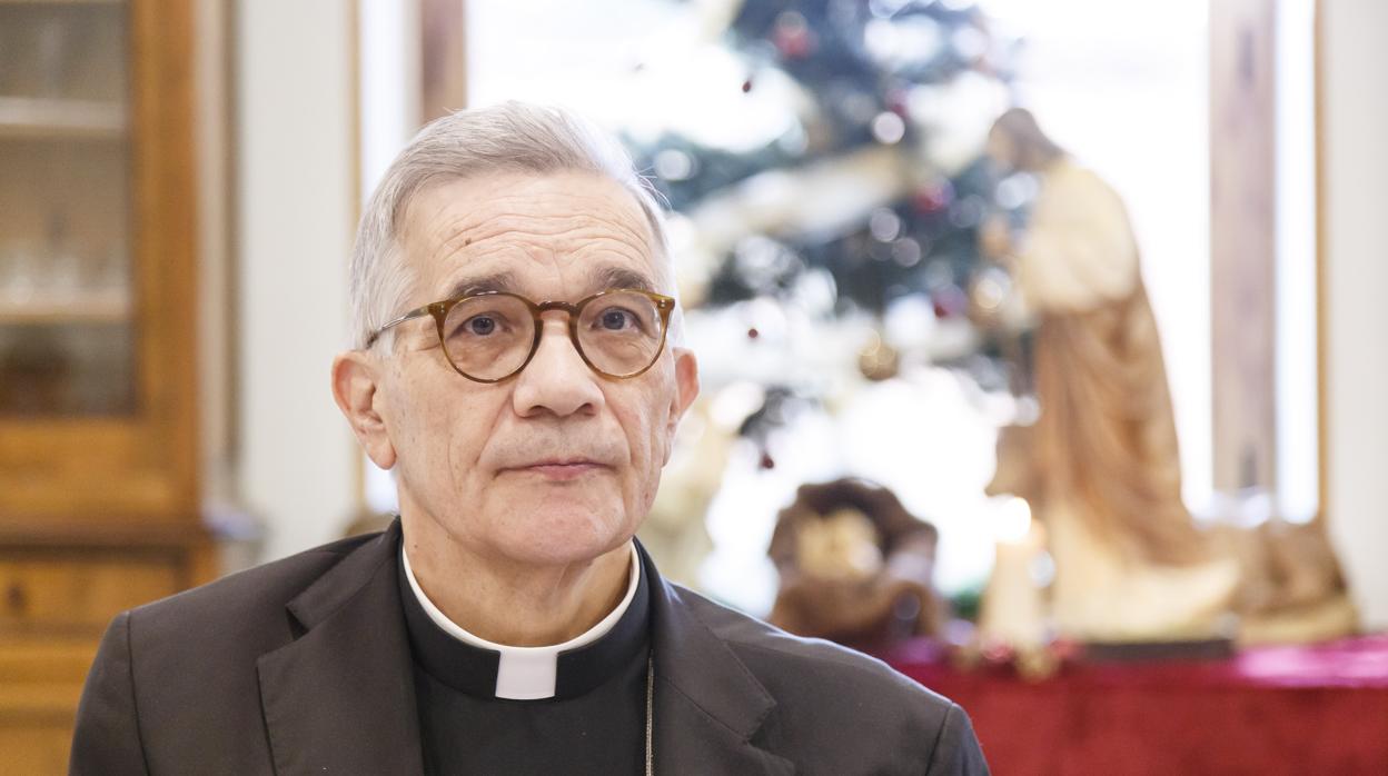 El obispo de Segovia, César Franco, atiende a los medios durante el habitual desayuno navideño