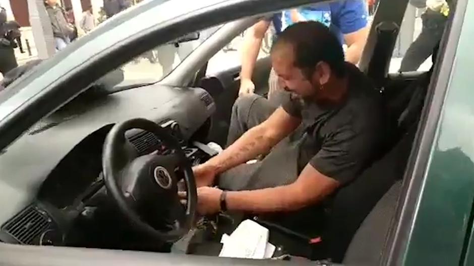 Un hombre destroza su coche porque la Policía de Valencia no le quitó una multa