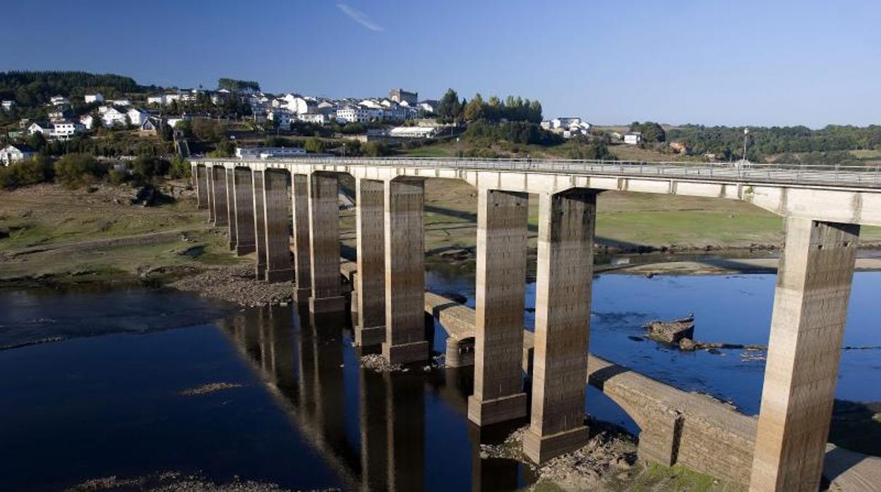 Embalse de Portomarín (Lugo), afectado por la sequía en 2017