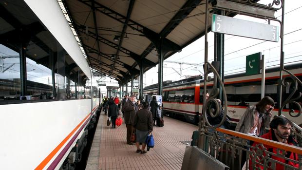 Una avería del tren Ávila-Valladolid deja «tirados» a 20 pasajeros durante una hora en mitad del campo