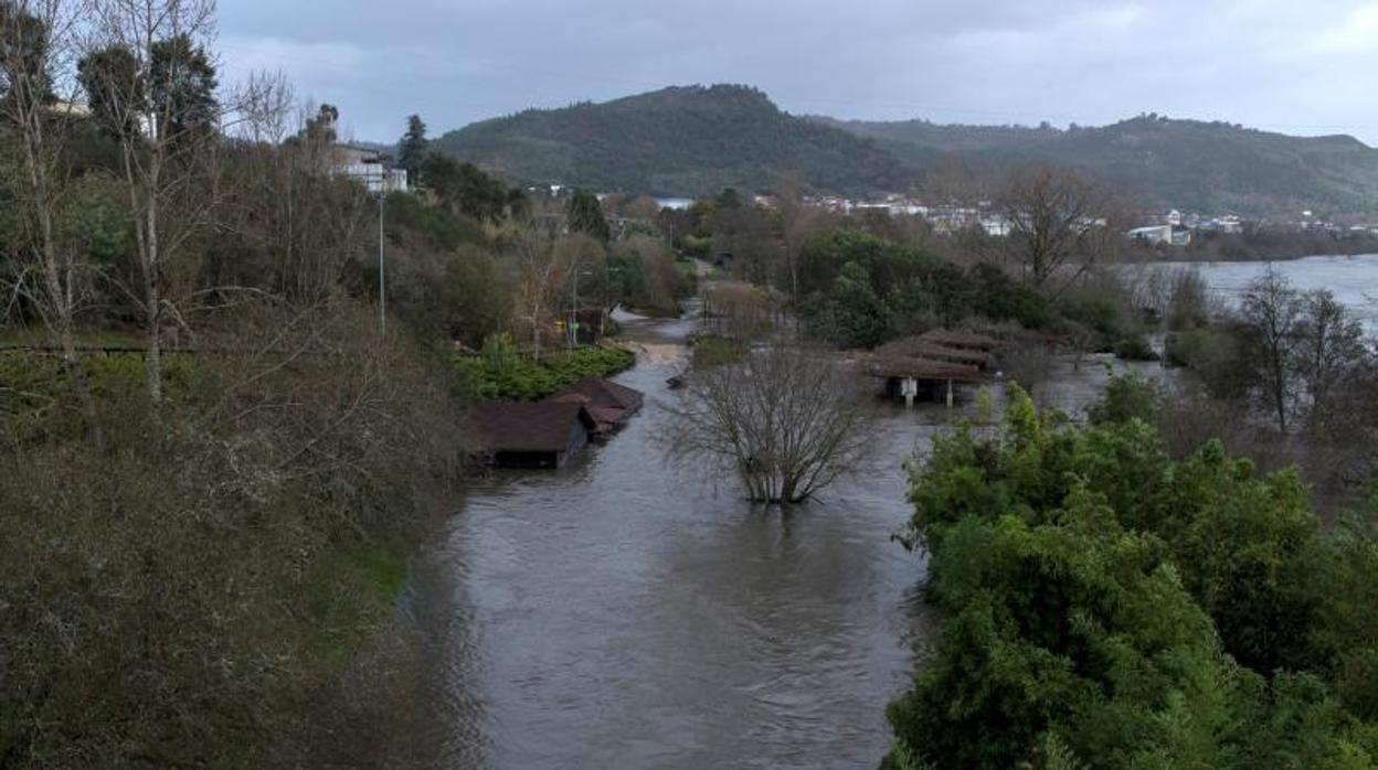 La crecida del río Miño inundó la zona termal de Outariz en Orense