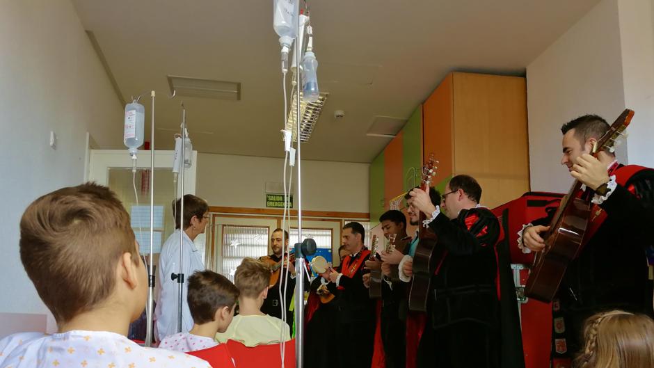 La tuna de Derecho lleva la Navidad al Clínico de Valladolid