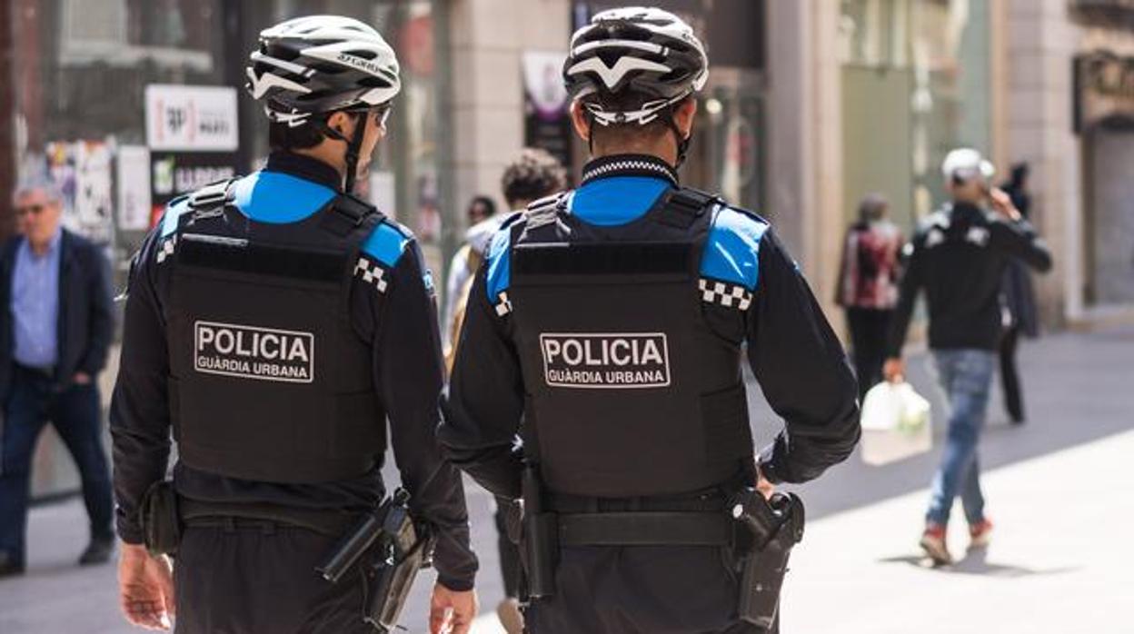 Dos agentes de la Guardia Urbana de Lleida, por el centro de la localidad