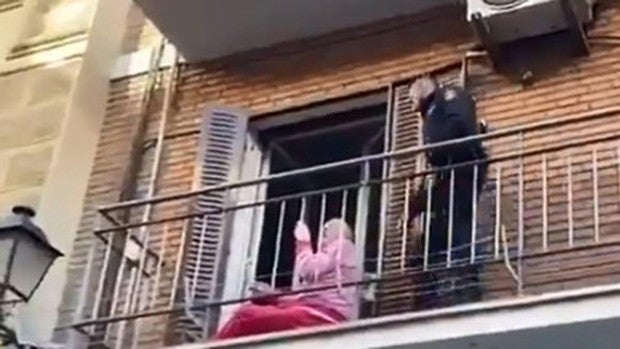 Un policía rescata a una anciana en Madrid y ella se lo agradece con un beso