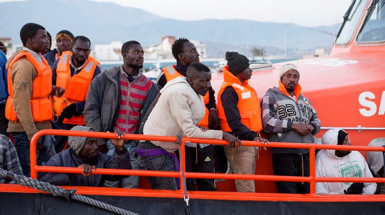 Varios inmigrantes en un barco de Salvamento Marítimo