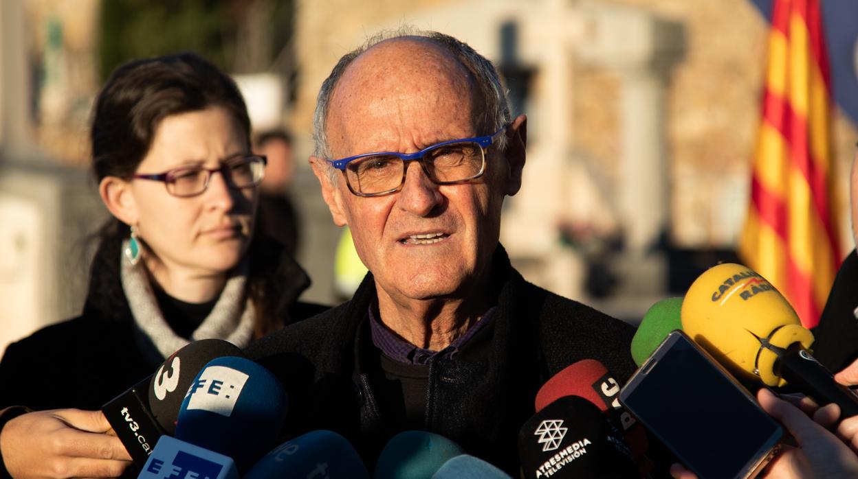 Josep Cruanyes, realiza declaraciones ante los medios durante la ofrenda floral a la tumba de Francesc Macià