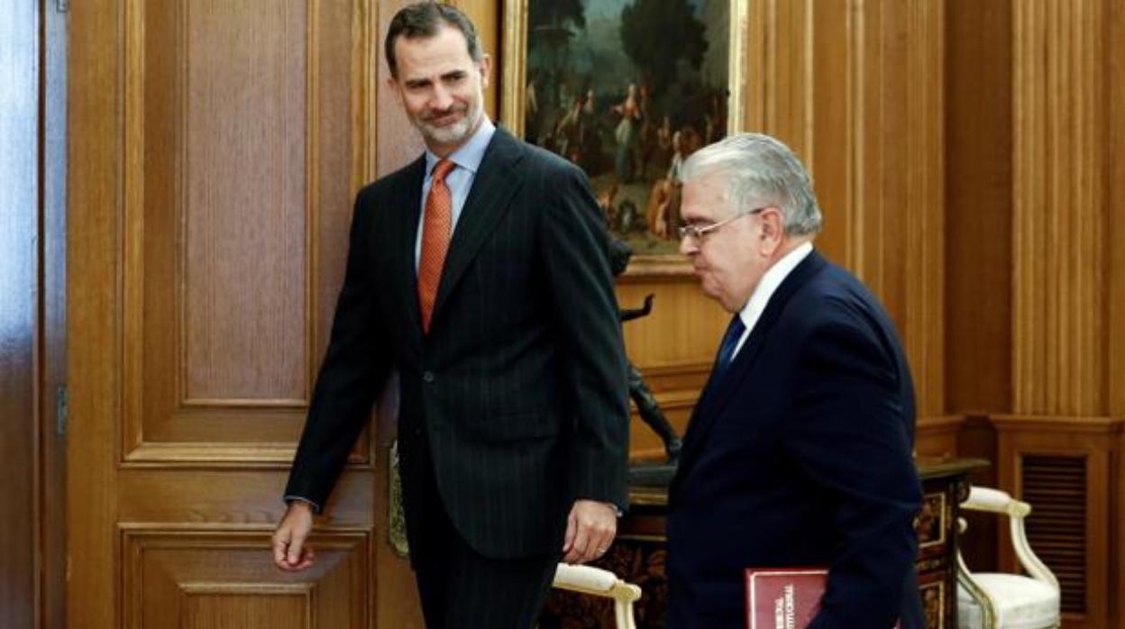 El Rey, con el presidente del Tribunal Constitucional, Juan José González Rivas EFE