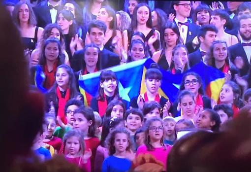 Momento en el que los niños del escenario acompañan a los adultos con el grito a favor de la «independencia»