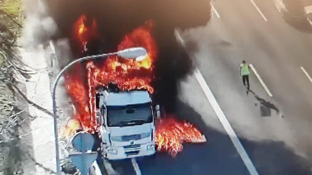 Espectacular incendio de un camión en la M-40