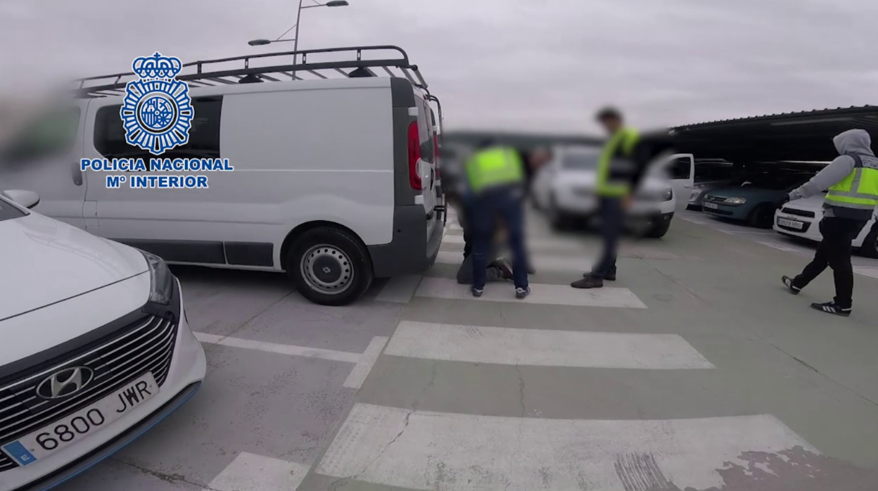 Momento en el que la Policía Nacional detiene a uno de los tres individuos arrestados durante la operación en Alcalá de Henares (Madrid)