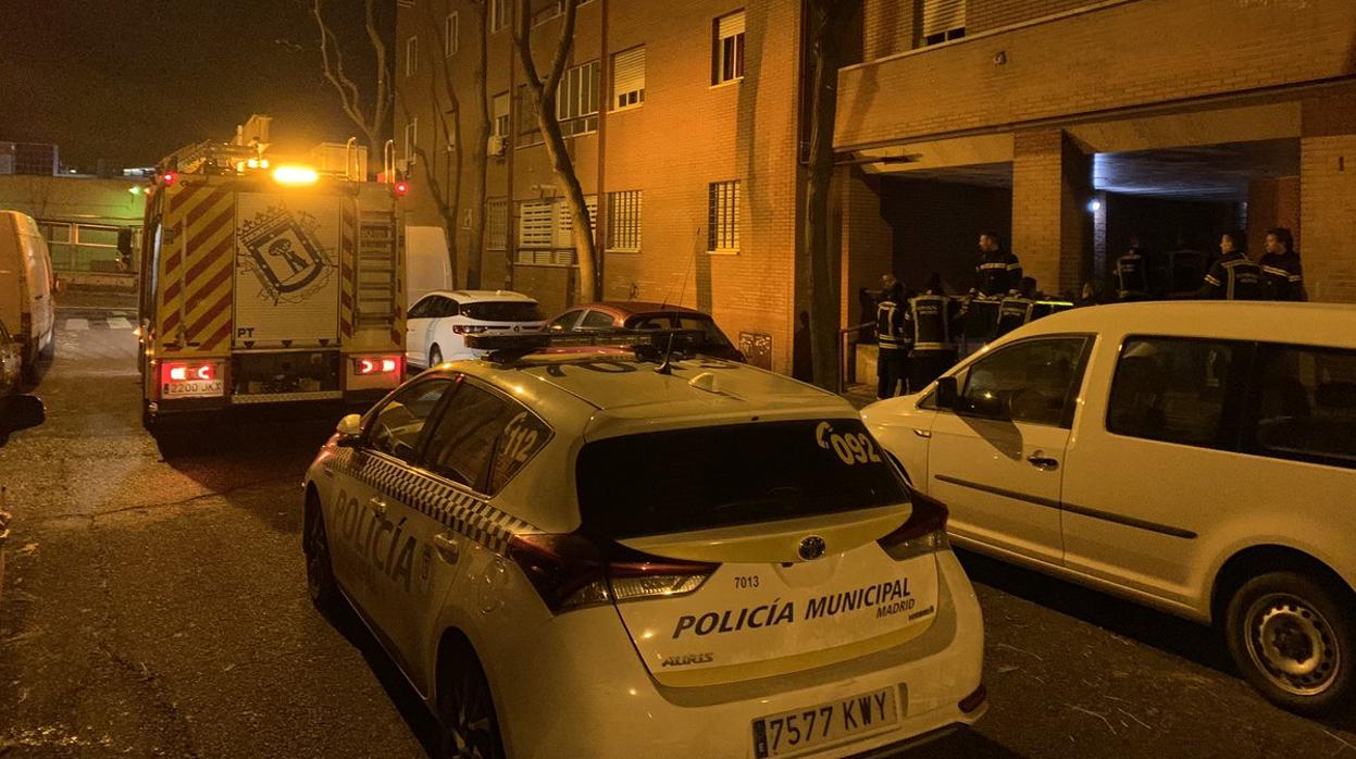 Los Bomberos y la Policía Municipal en el lugar del siniestro