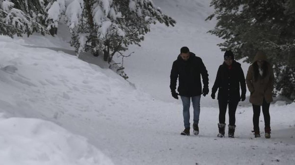 Excursionistas en la Sierra de Guadarrama