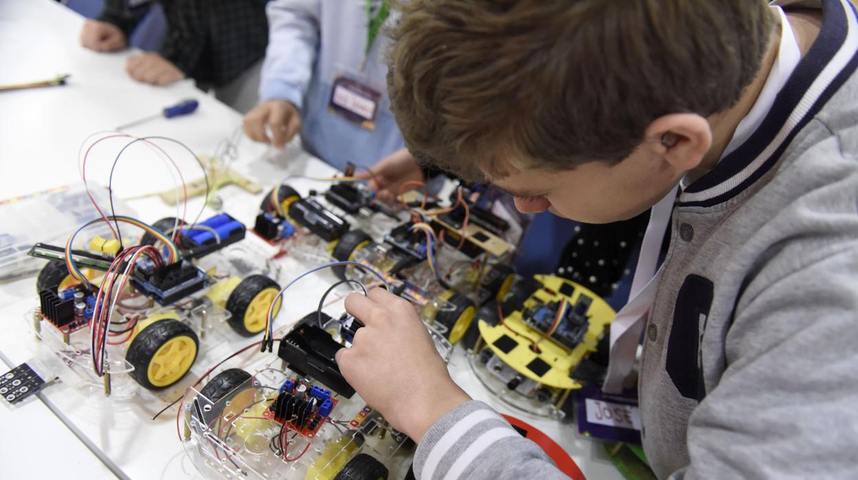 Un niño durante un taller de robótica