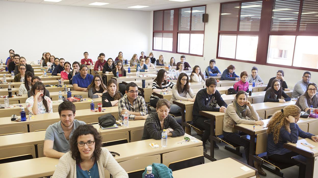 Aspirantes a las plazas MIR durante un examen en una imagen de archivo