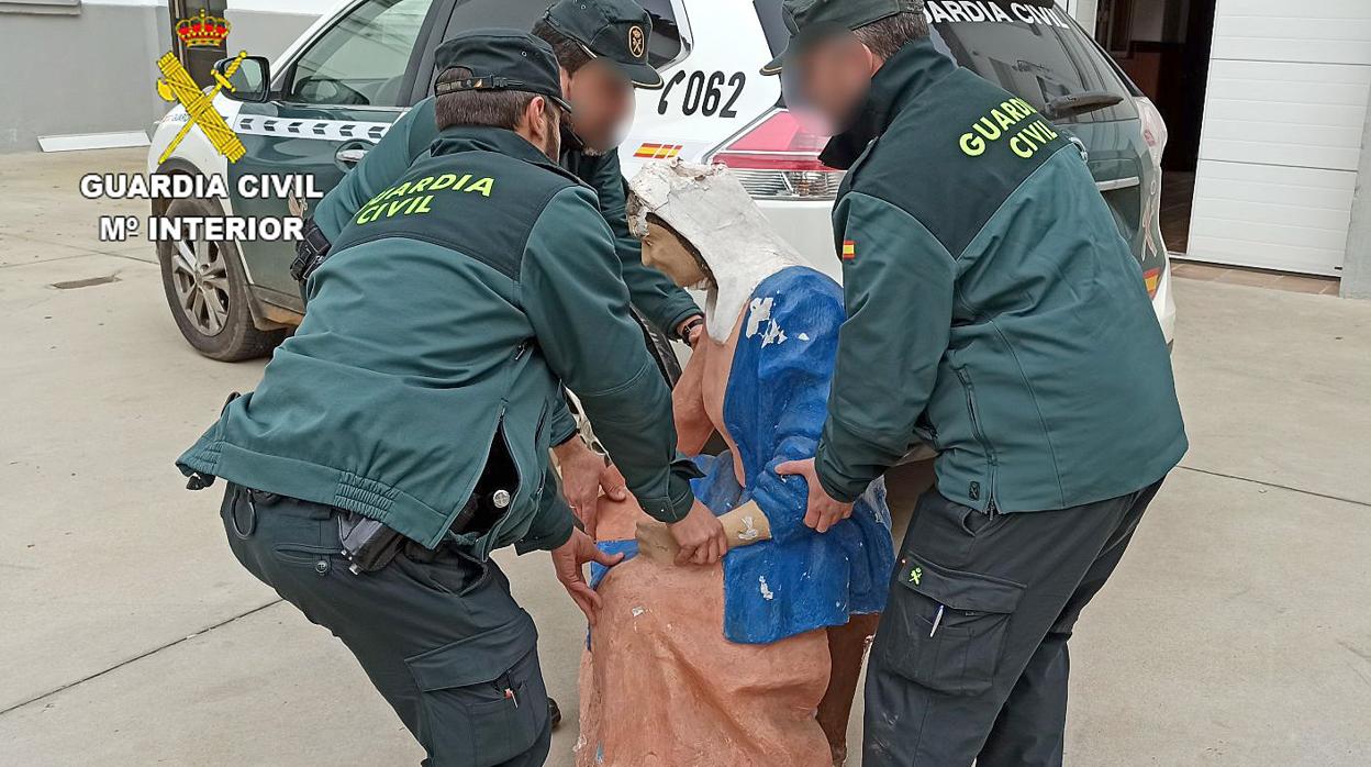 La Guardia Civil recoge una de las figuras sustraídas del nacimiento de la localidad leonesa de Laguna de Negrillos