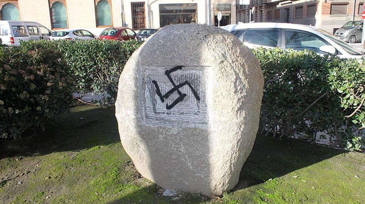 Imagen de la esvástica dibujada en el monolito homenaje a los segovianos víctimas del nazismo