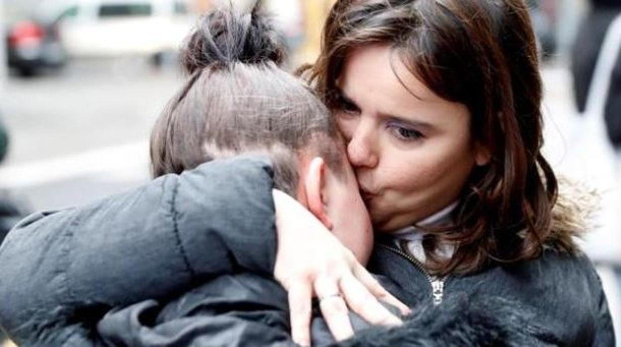 La madrastra da un beso a la hermana de la presunta asesinada ante de entrar en la Audiencia de Vizcaya