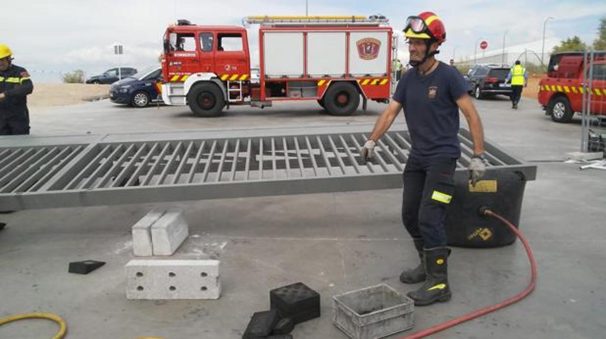 Parte de la enorme puerta DE 400 kilos que cayó sobre el trabajador