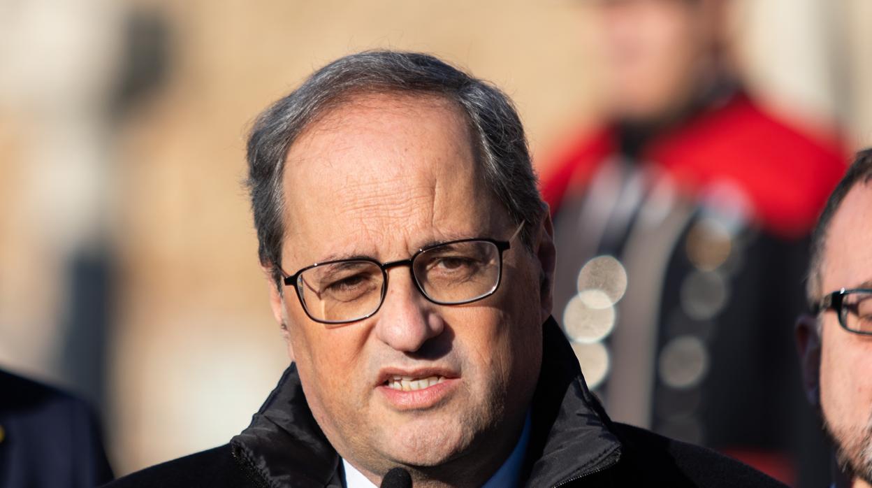 El presidente de la Generalitat, Quim Torra, realiza una declaración durante la ofrenda floral a la tumba de Francesc Macià, en Montjuic (Barcelona) a 25 de diciembre de 2019