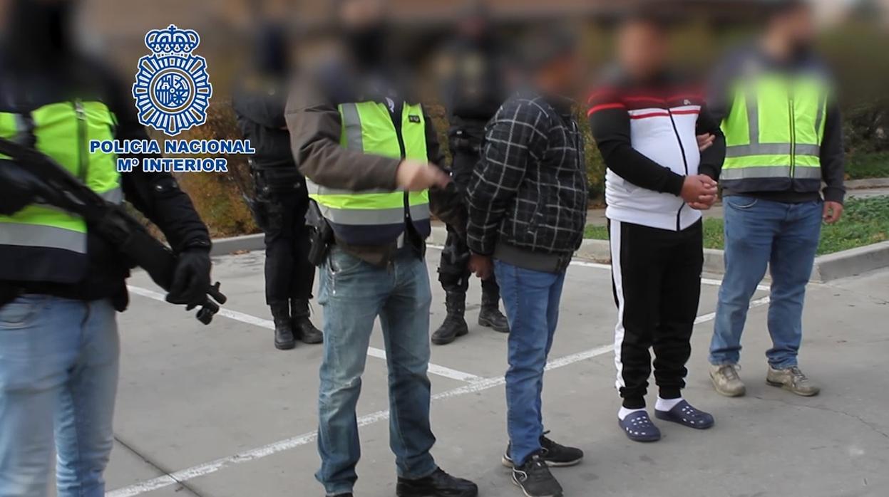 Agentes de la Policía Nacional, con dos de los detenidos