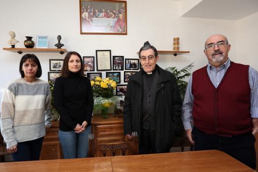 Raquel Fernández (trabajadora social), Cristina Ramos (psicóloga), Gerardo Ortega (párroco de Santo Tomé) y Juan Antonio Pérez (director del centro)