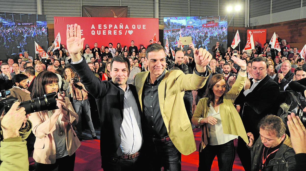 Pedro Sánchez, con Abel Caballero, Inés Rey y Valentín González Formoso, en un mítin de las múltiples citas electorales