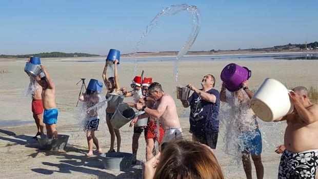 Cubos, barreños y una manguera para mojarse sobre las lagunas secas de Villafranca de los Caballeros